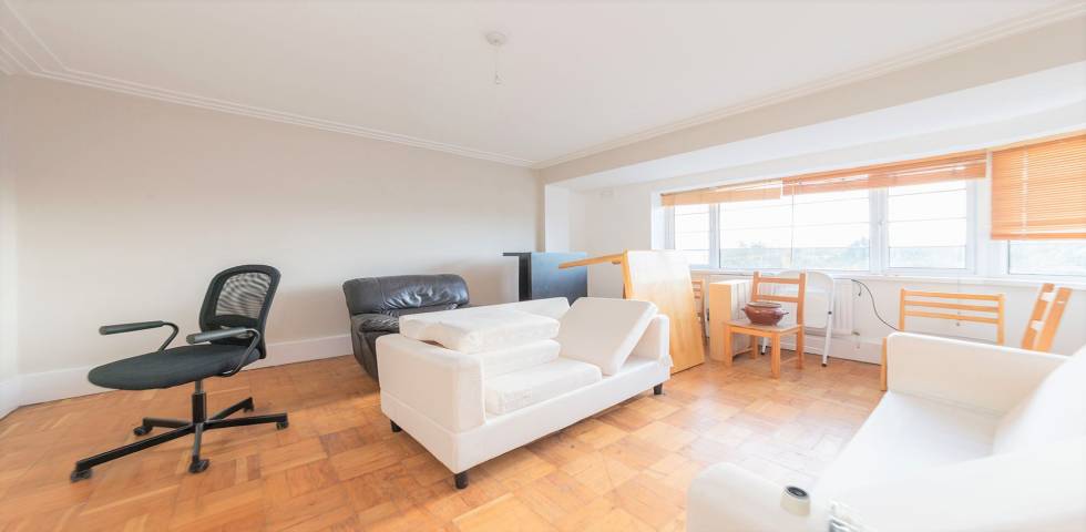 			RECENTLY REDECORATED , 2 Bedroom, 1 bath, 1 reception Flat			 Oman Avenue, WILLESDEN GREEN